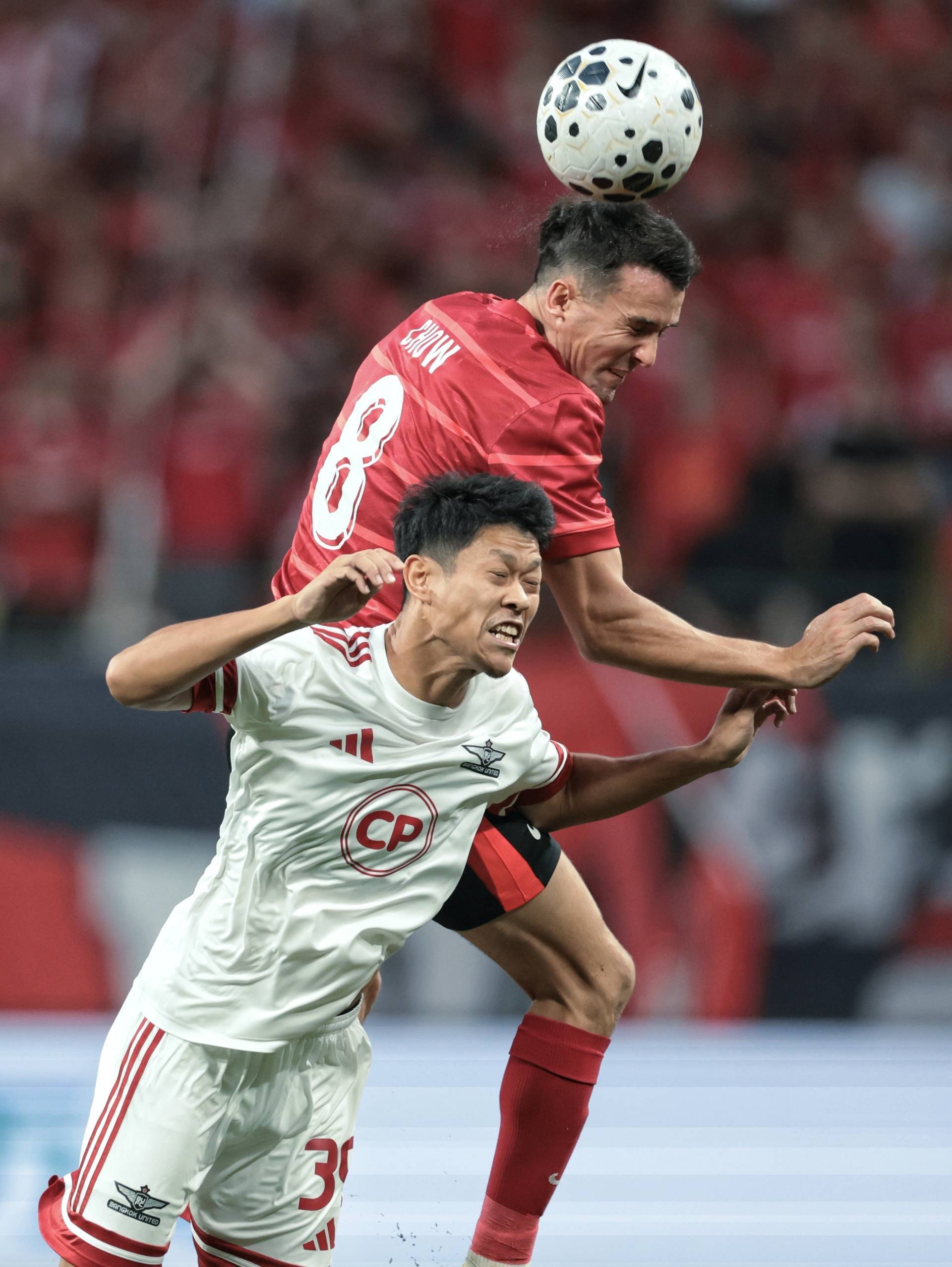 英雄联盟-里程碑夜！成都蓉城官宣签约，欧冠今晚刷纪录，赛场秩序良好，更衣室氛围转暖的简单介绍