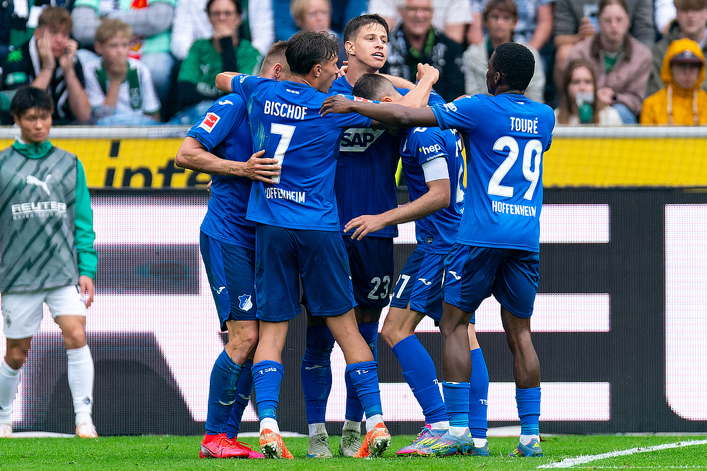 英雄联盟新英雄-AC米兰训练开放日，今夜造点机会引欢呼，英超在即，团队化学反应显著的简单介绍